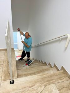Treppenhausreinigungen in mehrstöckigen Häusern – Adem macht’s
